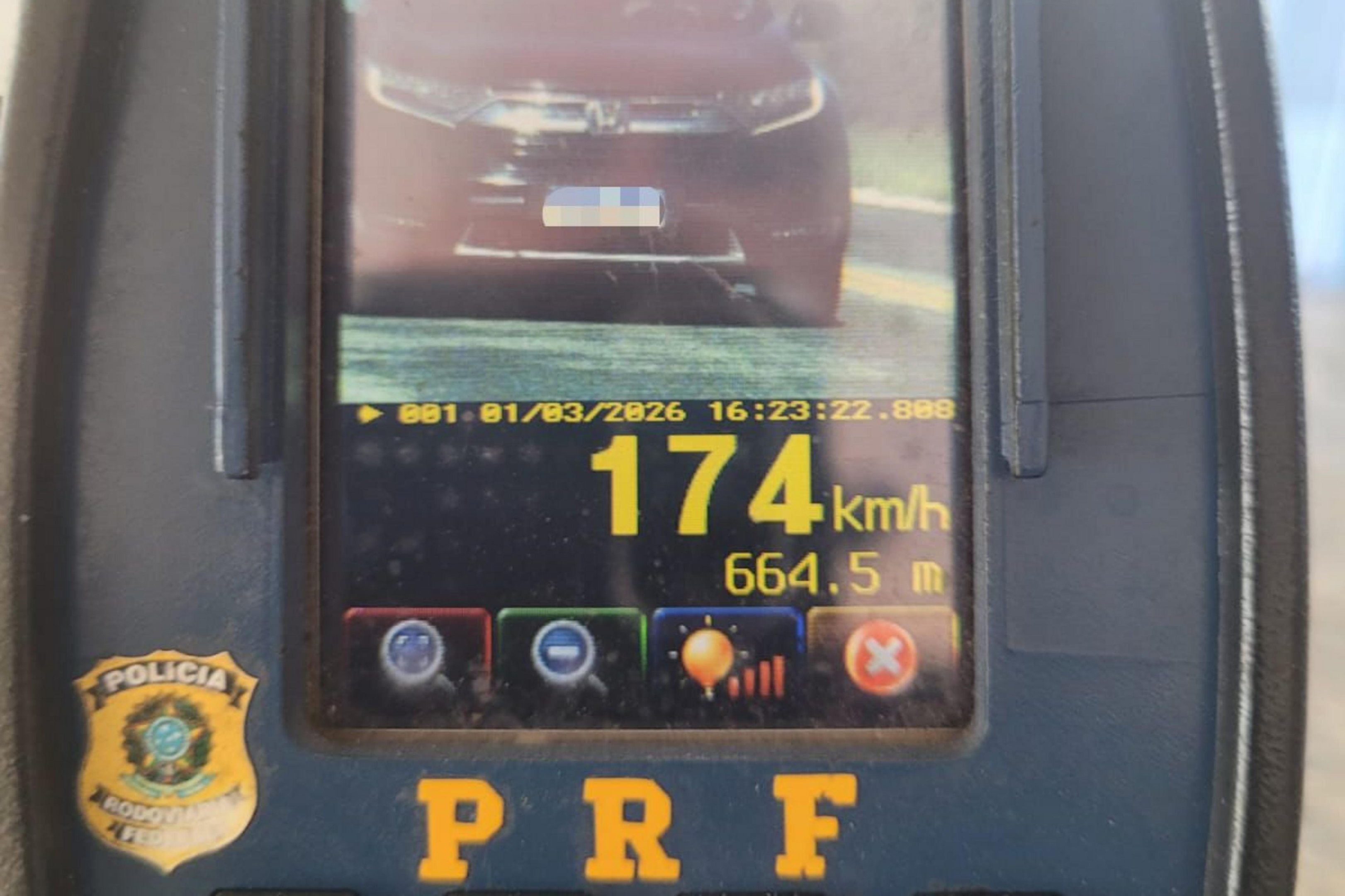 PRF flagra ve&iacute;culo a 174 km/h na BR-293