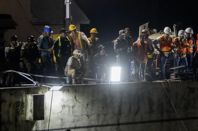 Rescue teams work at the Jet Set nightclub following the collapse of its roof in Santo Domingo on April 8, 2025. Rescuers raced to find survivors on April 8, 2025, among the rubble of a Dominican Republic nightclub where at least 79 people, including a former Major League Baseball star, were killed when the roof collapsed. (Photo by Francesco SPOTORNO / AFP)<!-- NICAID(16013161) -->