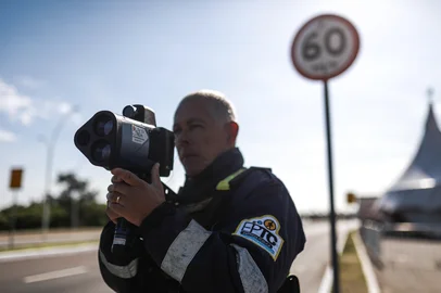 Porto Alegre, RS, Brasil, 06-06-2025: Número de agentes de fiscalização de trânsito nas ruas de Porto Alegre diminuiu nos últimos anos. Foto: Renan Mattos / Agência RBS<!-- NICAID(16054037) -->