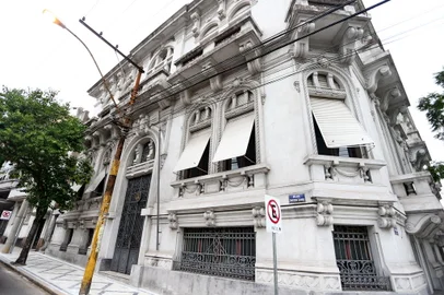 PORTO ALEGRE, RS, BRASIL, 07-04-2014 : Entulhos ocupam o subsolo do Palacete Santo Meneghetti, o Palacinho, em Porto Alegre. (Foto: BRUNO ALENCASTRO/Agência RBS, Editoria Geral)<!-- NICAID(10383176) -->