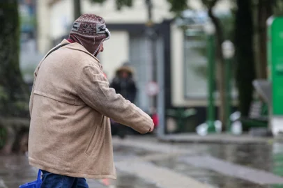 O final de maio será marcado frio e pela possibilidade de formação de geada na Serra gaúcha. A chance de neve, cogitada pelo Instituto Nacional de Meteorologia (Inmet) para esta terça-feira (28), está descartada para os próximos dias.<!-- NICAID(15775681) -->