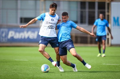 RS - FUTEBOL/ TREINO GREMIO 2024 - ESPORTES - Jogadores do Gremio realizam treino técnico durante a manha desta sexta-feira, no CT Luiz Carvalho, na preparação para a partida valida pelo Campeonato Brasileiro 2024. FOTO: LUCAS UEBEL/GREMIO FBPANa foto: Rodrigo Caio com a bola e Monsalve ao lado<!-- NICAID(15854718) -->