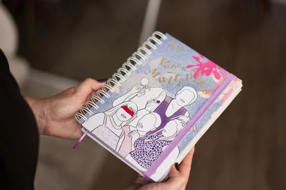 Projeto 'Vozes Múltiplas’ ainda terá sarau e exposição a partir das 16h30minVinte e oito mulheres estão prontas para fazer companhia para você em 2026. O projeto Vozes Múltiplas, realizado pela bibliotecária Eunice Pigozzo e pela historiadora Cristine Tedesco, reúne em uma agenda 14 textos e 14 obras de arte de mulheres brasileiras. No início de cada mês, há um texto e uma obra que se relacionam a uma data ligada ao universo feminino, o que transforma a agenda em um produto que provoca reflexões e se integra à luta por um mundo mais igualitário na questão de gênero. A agenda será lançada no dia 25 de outubro, às 16h30min, na Feira do Livro de Bento Gonçalves.<!-- NICAID(16152255) -->