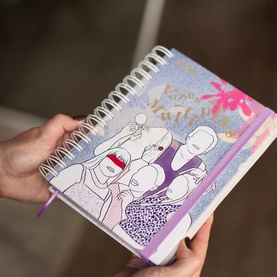 Projeto 'Vozes Múltiplas’ ainda terá sarau e exposição a partir das 16h30minVinte e oito mulheres estão prontas para fazer companhia para você em 2026. O projeto Vozes Múltiplas, realizado pela bibliotecária Eunice Pigozzo e pela historiadora Cristine Tedesco, reúne em uma agenda 14 textos e 14 obras de arte de mulheres brasileiras. No início de cada mês, há um texto e uma obra que se relacionam a uma data ligada ao universo feminino, o que transforma a agenda em um produto que provoca reflexões e se integra à luta por um mundo mais igualitário na questão de gênero. A agenda será lançada no dia 25 de outubro, às 16h30min, na Feira do Livro de Bento Gonçalves.<!-- NICAID(16152255) -->