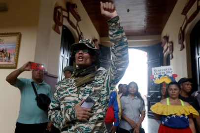 A member of the Bolivarian Militia of Venezuela participates in a demonstration in support of the national recruitment campaign launched by the government of President Nicolas Maduro at the 23 de Enero neighborhood in Caracas on August 30, 2025. Hundreds of people heeded President Nicolas Maduro's call on August 29, 2025 to enlist in Venezuela's military forces to bolster ranks in the face of "imperialist aggression" from the United States. (Photo by Pedro MATTEY / AFP)Editoria: POLLocal: CaracasIndexador: PEDRO MATTEYSecao: diplomacyFonte: AFPFotógrafo: STR<!-- NICAID(16114506) -->