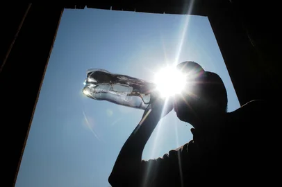 ***  tadeu vilani - calor  ***calor em passo fundo, de 29¼ graus.Sr.Adão Rodrigues (57), aposentado, tomando água para se refrescar do forte calor de 29¼ graus, atípico para esta época do ano.<!-- NICAID(1983391) -->