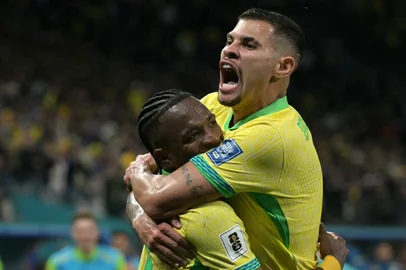 Brazil's forward #10 Vinicius Jr (L) celebrates with teammate midfielder #08 Bruno Guimaraes (R) after scoring his team's first goal during the 2026 FIFA World Cup South American qualifiers football match between Brazil and Paraguay at the Neo Quimica Arena in Sao Paulo, Brazil, on June 10, 2025. (Photo by NELSON ALMEIDA / AFP)Editoria: SPOLocal: Sao PauloIndexador: NELSON ALMEIDASecao: soccerFonte: AFPFotógrafo: STF<!-- NICAID(16057007) -->