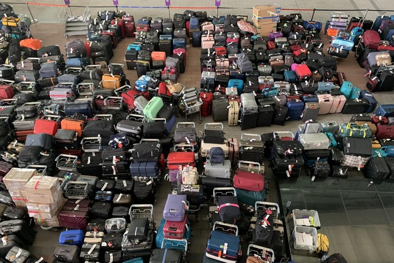 *A PEDIDO DE DANIEL GIUSSANI* Bagagens perdidas no aeroporto de Heathrow, em Londres - Foto: Stuart Dempster/Twitter/Reprodução<!-- NICAID(15140570) -->