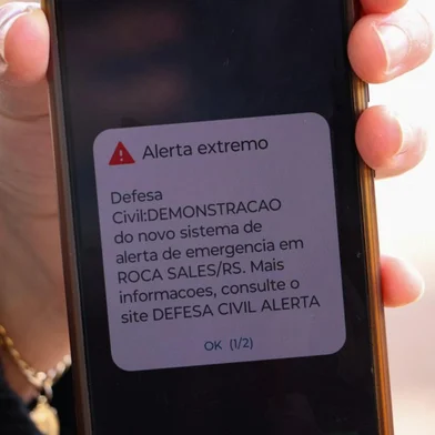 Celular exibe alerta de evento extremo emitido pela Defesa Civil. Nova ferramenta estará disponível para uso em 4 de dezembro.<!-- NICAID(15918735) -->