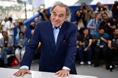 US director Oliver Stone poses during a photocall for the film "Lula" at the 77th edition of the Cannes Film Festival in Cannes, southern , on May 20, 2024. (Photo by LOIC VENANCE / AFP)<!-- NICAID(15768157) -->