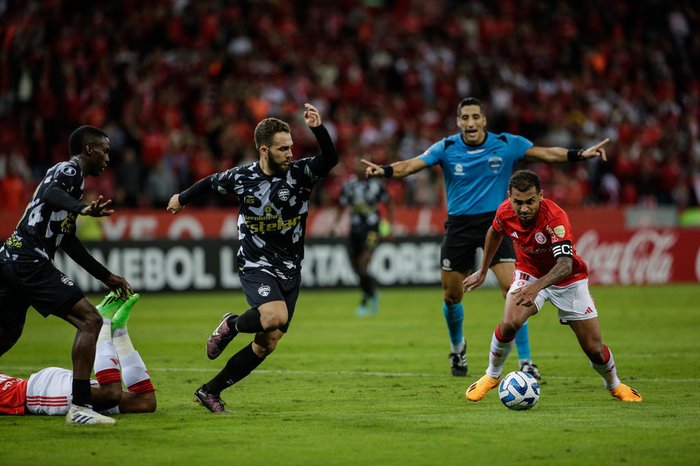 Capitão Alan Patrick (D) tentou levar o time pra cima