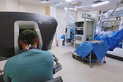 A Santa Casa de Porto Alegre alcançou a marca de 50 cirurgias robóticas pediátricas, resultado que posiciona a instituição como referência no uso da tecnologia em pacientes pediátricos no Sul do país. O procedimento, realizado nesta terça-feira (7), foi conduzido pelo cirurgião pediátrico Rafael Deyl e envolveu um caso de alta complexidade, exigindo precisão cirúrgica e abordagem minimamente invasiva.<!-- NICAID(16261272) -->