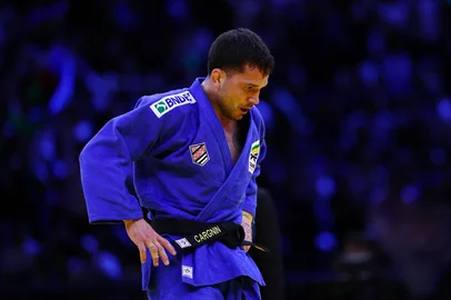 Brazil's Daniel Cargnin reacts after loosing to Azerbaijan's Rashid Mammadaliyev in the men's under 73 kg category bronze medal bout at the World Judo Championships in Baku on October 6, 2026. (Photo by Anne-Christine POUJOULAT / AFP)<!-- NICAID(16381306) -->