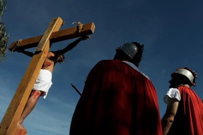 CAXIAS DO SUL, RS,  BRASIL, 19/04/2019. Páscoa - Paixão de Crito - Encenação da via crucis nos pavilhões. O clima ensolarado levou centenas de pessoas aos pavilhões da Festa da Uva na manhã desta sexta feira santa em Caxias do Sul. (LUCAS AMORELLI/AGÊNCIA RBS)<!-- NICAID(14045515) -->