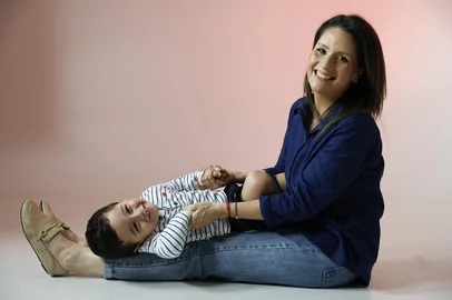 Porto Alegre, RS, Brasil - Meireille, 42 anos, ao lado do filho Benjamin, de 3. Diagnosticada com câncer de mama em 2019, ela enfrentou o tratamento com o sonho da maternidade como motivação — dois anos após vencer a doença, engravidou naturalmente.Indexador: jeff botega<!-- NICAID(16141318) -->