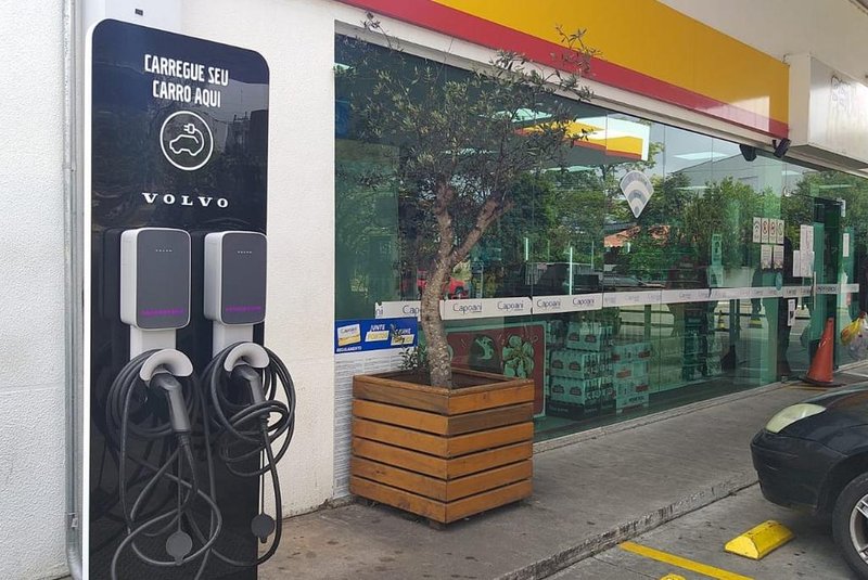 Caxias ganha estação de recarga de veículos elétricos em posto de combustíveis Parceria com a Volvo foi inaugurada no posto Capoani do bairro Santa Lúcia  <!-- NICAID(14766719) -->