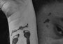 Whindersson Nunes faz tatuagem no rosto com iniciais do filho que morreu