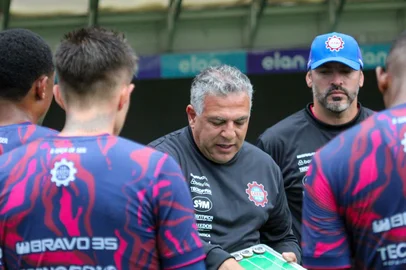 Caxias 4 X 0 Sindicato dos Atletas, em jogo-treino. Na foto, o técnico Luizinho Vieira<!-- NICAID(16007262) -->