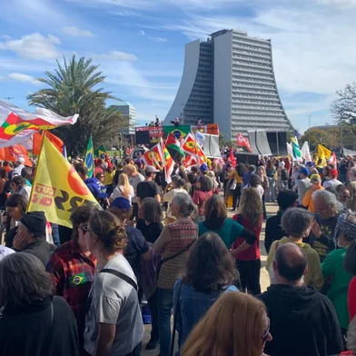 ***EM BAIXA***PORTO ALEGRE, RS, BRASIL, 07-09-2025: Dezenas de manifestantes participam do 31º Grito dos Excluídos, na Ponta de Pedra, no Largo dos Açorianos, na Capital. O ato pede a punição dos golpistas que atentaram contra as instituições brasileiras em janeiro de 2023, a luta por mais empregos e melhores salários, a redução da jornada de trabalho sem redução de vencimentos, fim da escala 6 por 1, a valorização do serviço público e o fortalecimento das políticas sociais. Foto: André Malinoski/Agência RBS<!-- NICAID(16119315) -->