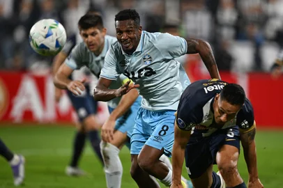 Gremio's midfielder #08 Edenilson and Alianza Lima's defender #06 Renzo Garces fight for the ball during the Copa Sudamericana knockout round play-off football match between Peru's Alianza Lima and Brazil's Gremio, at the Alejandro Villanueva stadium in Lima, on July 16, 2025. (Photo by ERNESTO BENAVIDES / AFP)Editoria: SPOLocal: LimaIndexador: ERNESTO BENAVIDESSecao: soccerFonte: AFPFotógrafo: STF<!-- NICAID(16082120) -->