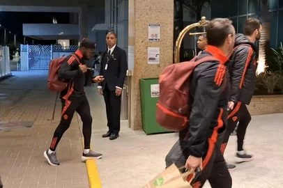 09/05/2025: Junto com a delegação do Inter, Enner Valencia chega mancando ao Rio de Janeiro<!-- NICAID(16034502) -->