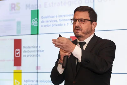 PORTO ALEGRE, RS, BRASIL, 06/11/2019 - O governador Eduardo Leite e o secretÃ¡rio de GovernanÃ§a e GestÃ£o EstratÃ©gica, Claudio Gastal, lanÃ§aram, na manhÃ£ desta quarta-feira (6/11), o portal unificado de serviÃ§os digitais rs.gov.br. A plataforma Ã© a porta de entrada para os serviÃ§os do Estado e centraliza cerca de 95 funcionalidades em um Ãºnico endereÃ§o eletrÃ´nico. Fotos: Felipe Dalla Valle/ PalÃ¡cio Piratini<!-- NICAID(15010582) -->