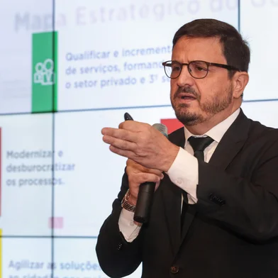 PORTO ALEGRE, RS, BRASIL, 06/11/2019 - O governador Eduardo Leite e o secretÃ¡rio de GovernanÃ§a e GestÃ£o EstratÃ©gica, Claudio Gastal, lanÃ§aram, na manhÃ£ desta quarta-feira (6/11), o portal unificado de serviÃ§os digitais rs.gov.br. A plataforma Ã© a porta de entrada para os serviÃ§os do Estado e centraliza cerca de 95 funcionalidades em um Ãºnico endereÃ§o eletrÃ´nico. Fotos: Felipe Dalla Valle/ PalÃ¡cio Piratini<!-- NICAID(15010582) -->