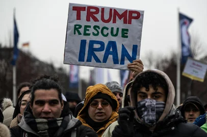 BERLIM, ALEMANHA - 12/01/2026 - Manifestante pede intervenção de Donald Trump no Irã em protesto em Berlim, na Alemanha (Foto: John MACDOUGALL/AFP)<!-- NICAID(16203492) -->
