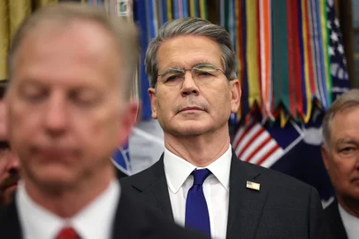 WIN MCNAMEE / GETTY IMAGES NORTH AMERICA / AFP President Trump Signs Funding Bill To Reopen The Federal GovernmentWASHINGTON, DC - NOVEMBER 12: U.S. Treasury Secretary Scott Bessent listens as President Donald Trump delivers remarks before signing recently passed funding legislation to reopen the federal government in the Oval Office of the White House on November 12, 2025, in Washington, DC. The legislation, passed by the House of Representatives tonight, funds the federal government until the end of January 2026 and ends the 43-day government shutdown, the longest in the nations history. Win McNamee/Getty Images/AFP (Photo by WIN MCNAMEE / GETTY IMAGES NORTH AMERICA / Getty Images via AFP)Editoria: POLLocal: WashingtonIndexador: WIN MCNAMEESecao: governmentFonte: GETTY IMAGES NORTH AMERICAFotógrafo: CONTRIBUTOR<!-- NICAID(16168369) -->