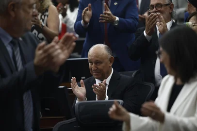 Título: Posse da Mesa Diretora (2025-2026) na Assembleia LegislativaPORTO ALEGRE, RS, BRASIL - 2025.02.03 - Sessão Solene Eleição e Posse da Mesa Diretora (2025-2026) na Assembleia Legislativa. Deputado Adolfo Brito (PP) se despede como presidente do Legislativo Gaúcho e empossa o deputado estadual Pepe Vargas (PT). (Foto: André Ávila/ Agência RBS)<!-- NICAID(15968220) -->