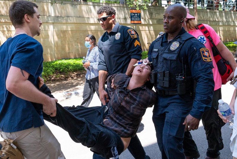 A pro-Palestinian protestor is arrested at the University of Texas in Austin, Texas, on April 29, 2024. The protests against Israel's war with Hamas began at Columbia University earlier this month before spreading to campuses across the country. They have posed a major challenge to university administrators who are trying to balance campus commitments to free expression with complaints that the rallies have crossed a line. (Photo by SUZANNE CORDEIRO / AFP)Editoria: WARLocal: AustinIndexador: SUZANNE CORDEIROSecao: demonstrationFonte: AFPFotógrafo: STR<!-- NICAID(15749292) -->