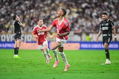 CEARÁ X INTERNACIONALCE - BRASILEIRÃO/CEARÁ X INTERNACIONAL - ESPORTES - Vitinho, do Internacional, comemora após marcar gol na partida entre Ceará e Internacional válida pela 34ª rodada   do Campeonato Brasileiro 2025, na Arena Castelão, em Fortaleza, na noite desta quinta-feira, 20.       20/11/2025 - Foto: KAUE DA SILVA/AGÊNCIA F8/ESTADÃO CONTEÚDOEditoria: ESPORTESLocal: FORTALEZAIndexador: KAUE DA SILVAFonte: Agencia F8Fotógrafo: AGÊNCIA F8<!-- NICAID(16171808) -->