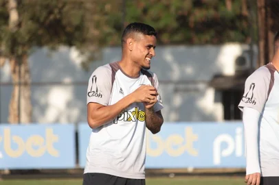 Everton seguirá na Ponte Preta na temporada de 2023. Em fim de contrato com o Grêmio, o atacante, que se recupera de uma lesão no tornozelo, já tem um acordo alinhado com o time campineiro. O novo vínculo será de um ano.<!-- NICAID(15275417) -->