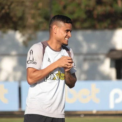 Everton seguirá na Ponte Preta na temporada de 2023. Em fim de contrato com o Grêmio, o atacante, que se recupera de uma lesão no tornozelo, já tem um acordo alinhado com o time campineiro. O novo vínculo será de um ano.<!-- NICAID(15275417) -->