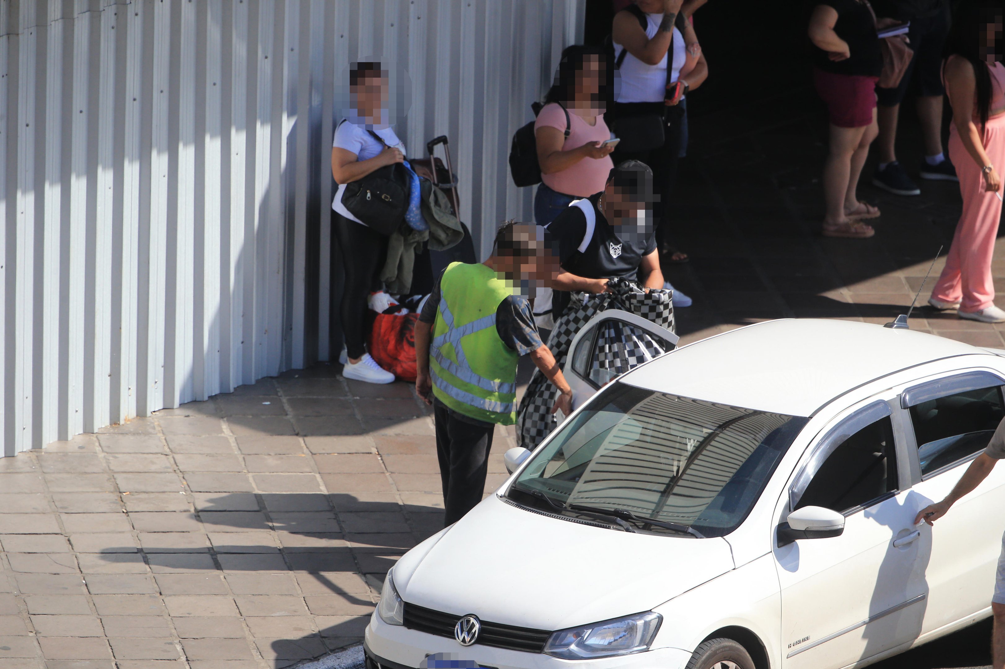 Passageiros relatam achaques de "flanelinhas de pedestres" em frente &agrave; rodovi&aacute;ria de Porto Alegre