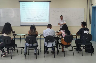 ESPERANÇANDO/JORNALISMO DE SOLUÇõES - Para adolescentes que moram em uma das duas instituições de acolhimento de Santa Maria (Lar de Mirian e Mãe Celita, e Aldeias SOS). O Esperançando tem o objetivo de ajudar esses adolescentes na desafiadora transição para a vida pós-acolhimento, buscando oferecer oportunidades de formação e de preparação prática para a vida adulta a esses jovens. Para isso, o Esperançando está estruturado em quatro eixos de trabalho: renda, educação, cidadania e moradia. MATÉRIA DE JS para começarmos a produzir, pensarmos em fotos e publicarmos semana que vem. Contato 55 51 8126-7207, João Ricardo, da imprensa da UFSM.  NA FOTO: Participação de adolescentes do projeto no curso de Educação Financeira, ministrado pelo professor Robson Machado da Rosa (UFSM) em 2019<!-- NICAID(14822104) -->