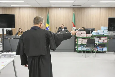 O advogado do réu Marco Antônio Bernardes foi o primeiro a falar nesta quarta-feira (14) entre os defensores no júri do processo que apura as responsabilidades pela morte do ex-secretário municipal da Saúde Eliseu Santos. Cláudio Cardoso da Cunha recordou o início do que classificou de divergências iniciais entre a Reação – que prestava serviço de segurança em postos de saúde - e integrantes da pasta. Disse que houve uma chantagem por representantes da empresa para receber valores que a prefeitura estaria devendo. Ele chegou a divulgar um vídeo aos jurados de um trecho do depoimento em juízo do ex-procurador-geral do município João Batista Linck Figeira, que citou o fato de ter sido chantageado.<!-- NICAID(15295238) -->