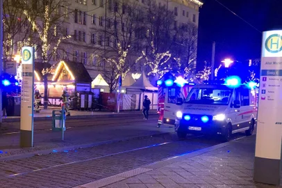 An ambulance stands next to a Christmas market, where a car crashed into a crowd killing and injuring people, according to media, on December 12, 2024 in Magdeburg. (Photo by Doerthe HEIN / dpa / AFP) / Germany OUTEditoria: CLJLocal: MagdeburgIndexador: DOERTHE HEINSecao: crimeFonte: dpaFotógrafo: STR<!-- NICAID(15940016) -->