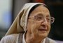 Religiosa de 112 anos recebe a primeira dose de vacina contra a covid-19 em Porto Alegre