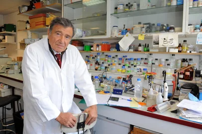 (FILES) French physician and biochemist Etienne-Emile Baulieu is pictured at the national medical research institute (Inserm) unit of Le Kremlin Bicetre hospital on October 2, 2008, near Paris. Baulieu made major contributions to the knowledge of steroid hormones and developed RU 486, the first safe, effective contragestive medication (abortion pill) and began working with dehydroepiandrosterone sulfate (DHEA) in the 60s. (Photo by Bertrand GUAY / AFP)<!-- NICAID(16049441) -->