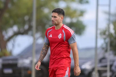 O volante argentino Villagra participa de treino do Inter no CT Parque Gigante.<!-- NICAID(16229577) -->