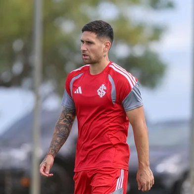 O volante argentino Villagra participa de treino do Inter no CT Parque Gigante.<!-- NICAID(16229577) -->