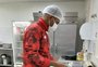 De volta ao RS, Davi Brito atua como voluntário na cozinha de hospital e distribui doações