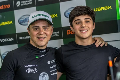 Ricardo Guimarães / Divulgação Felipe Massa com o filho Pipo Massa<!-- NICAID(16341411) -->