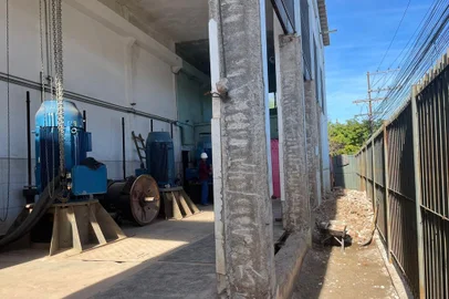 Começam obras em duas casas de bombas atingidas pela enchente na Capital.//Ainda não há previsão para conclusão./ As reformas nas estações de bombeamento de água pluvial 17 e 18, na avenida Mauá, iniciaram ontem./ Serão construídos um novo muro de concreto e uma chaminé para evitar que a água invada novamente a estação como ocorreu em maio./ As bombas servem para expulsar a água da chuva para o Guaíba . Os trabalhos estão sendo feitos através de um contrato firmado antes da enchente./ Outras 16 casas de bombas vão passar por reformas, mas ainda não há data de início dos trabalhos.//<!-- NICAID(15859786) -->