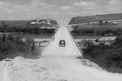 Construção da BR-116 entre Porto Alegre e Pelotas nos anos 1950.  Imagens do documentário o Aspecto Rodoviário do Rio Grande do Sul, editado pela Leopoldis-Som em 1953.Ponte Rio Camaquã.<!-- NICAID(16050872) -->