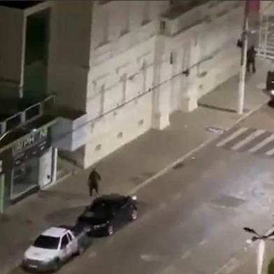 Criminosos armados atacaram simultaneamente uma agência bancária e o quartel da Polícia Militar na madrugada desta terça-feira (8) em Guaxupé (MG).<!-- NICAID(16012248) -->