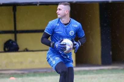 Goleiro Victor Golas  durante treino do Caxias no Estádio Pedra Moura, em Bagé.<!-- NICAID(15974209) -->