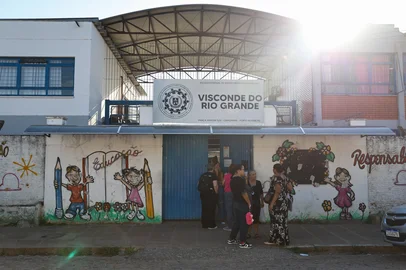 Porto Alegre, RS, Brasil, 06/05/2025 - Homicídio em frente à escola Estadual de Ensino Médio cívico militar Visconde do Rio Grande - Foto: Camila Hermes/Agência RBS<!-- NICAID(16031333) -->
