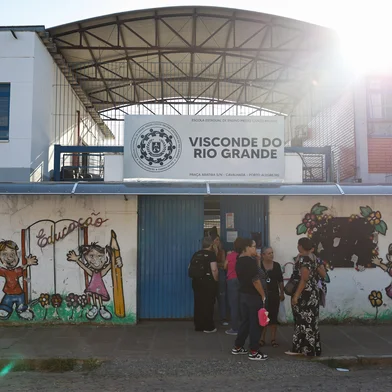 Porto Alegre, RS, Brasil, 06/05/2025 - Homicídio em frente à escola Estadual de Ensino Médio cívico militar Visconde do Rio Grande - Foto: Camila Hermes/Agência RBS<!-- NICAID(16031333) -->